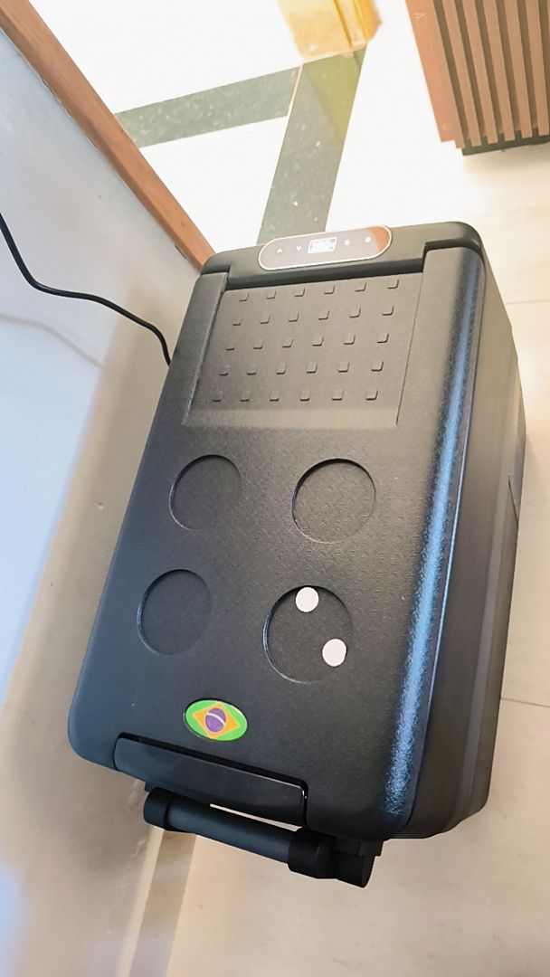 Freezer e Geladeira Portátil EOS 20L Dupla Ação Quadrivolt com Compressor – Funciona em Tomadas e Veículos, Refrigeração até -20°C, Display Digital, Modo ECO, Iluminação LED, Memória de Configuração e Proteção de Bateria - Funciona em casa ou no carro Cam